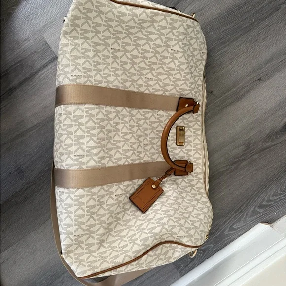 Michael Kors Harrison Logo Weekender Bag - Picture 3 of 10